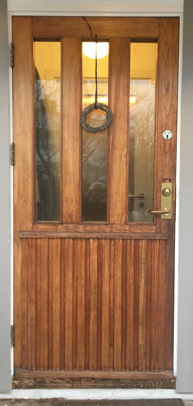 Veldig liten julekrans i ståltråd og et par perler.