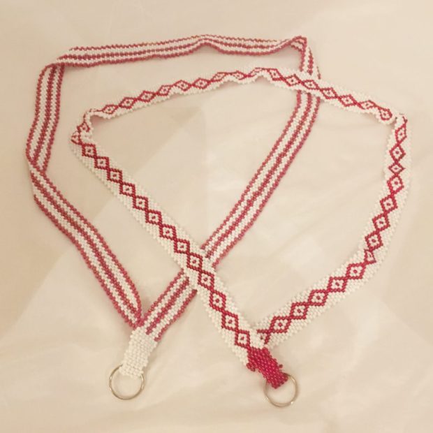 Perlebrodert navnelappsnor